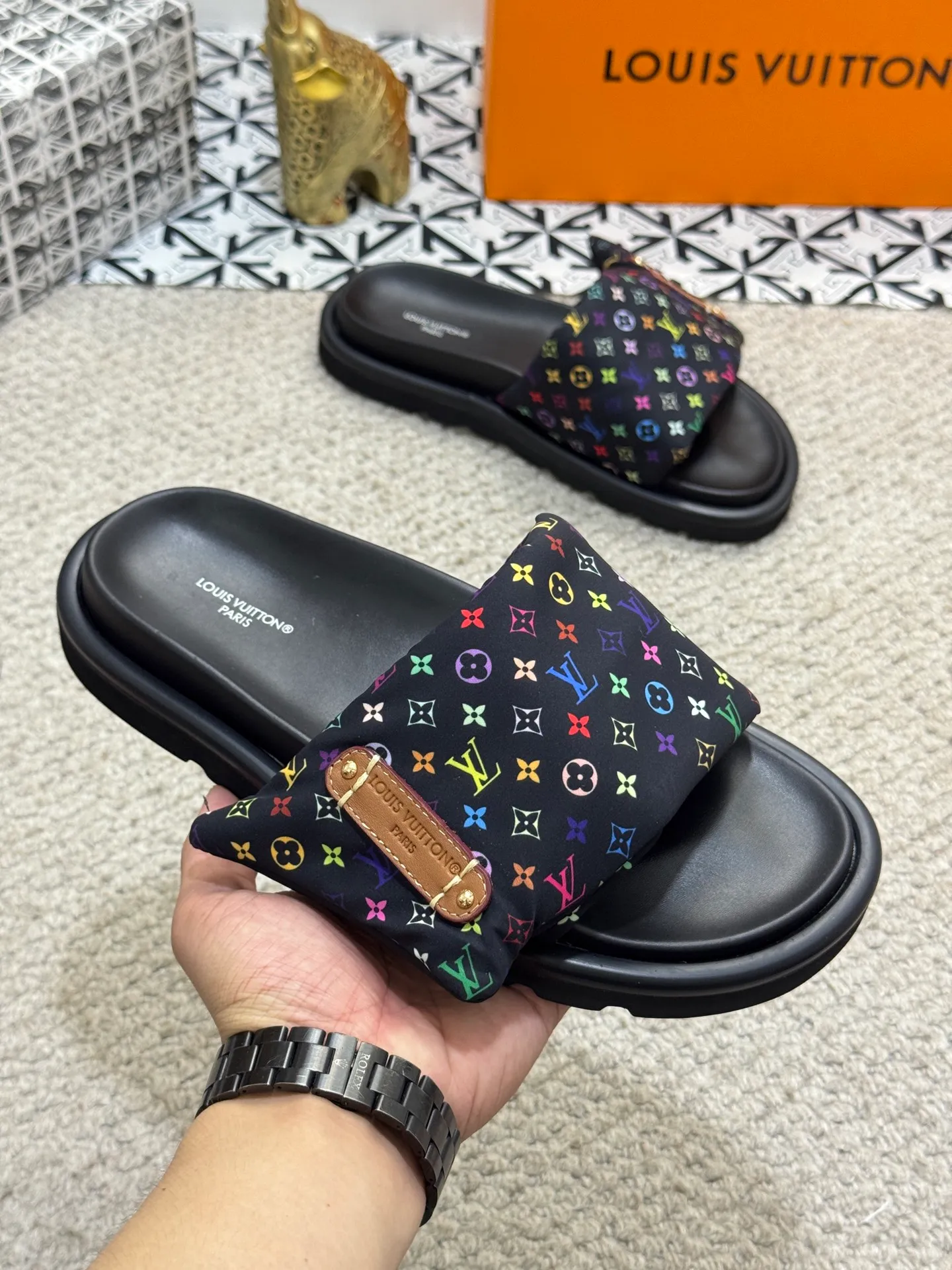 Men's men's shoes 💰360 [New style] 🦇🦇Top original order [Louis Vuitton] Couple style 👫Spring and summer style🎯🎯As an active family in the fashion industry ⭐ Lv is characterized by bold innovation ⚡Fabric down cloth🔥 Combined outsole, clean and tidy ⚡Fashionable and generous🌹Multiple colors available..Size: 36-44 (45 customized